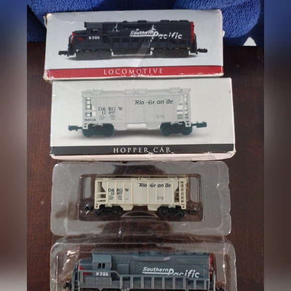 Southern Pacific Locomotive # 9725 Model And Hopper Car #12057 - Picture 2 of 3